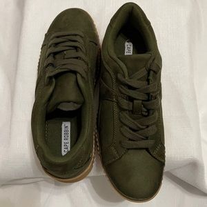 NWOT Cape Robbin Hunter Green Sneakers size 10